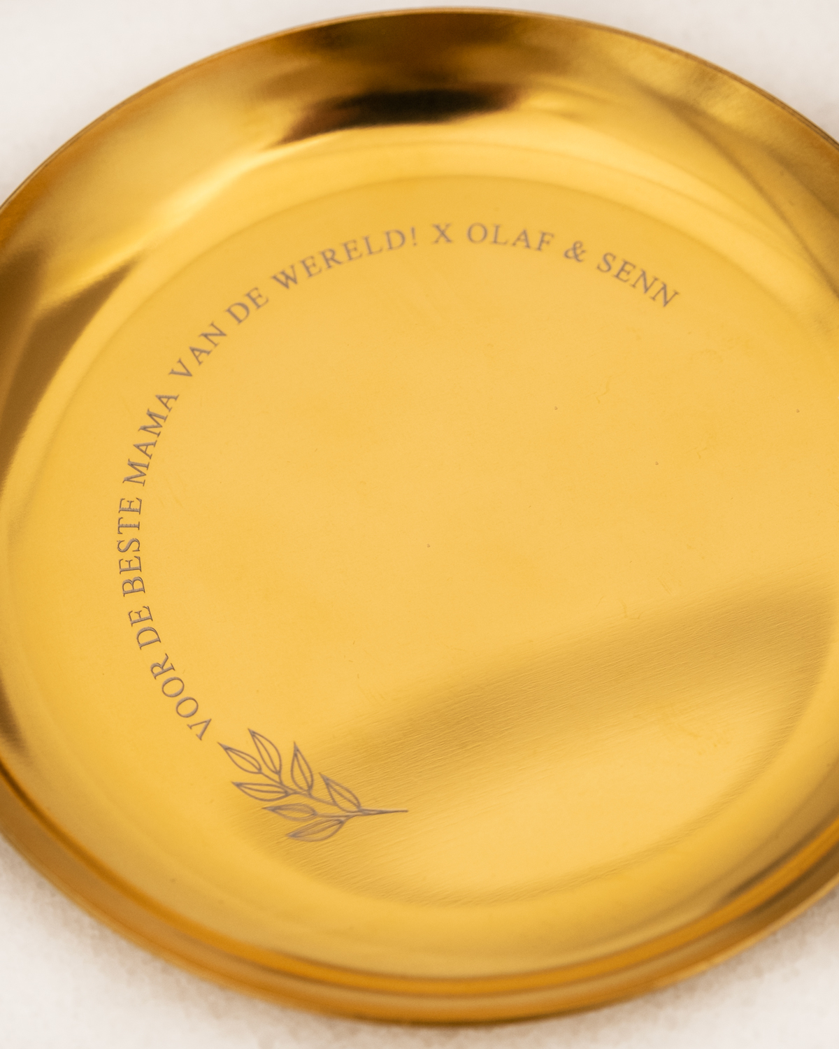 Close-up van gouden ronde schaaltje