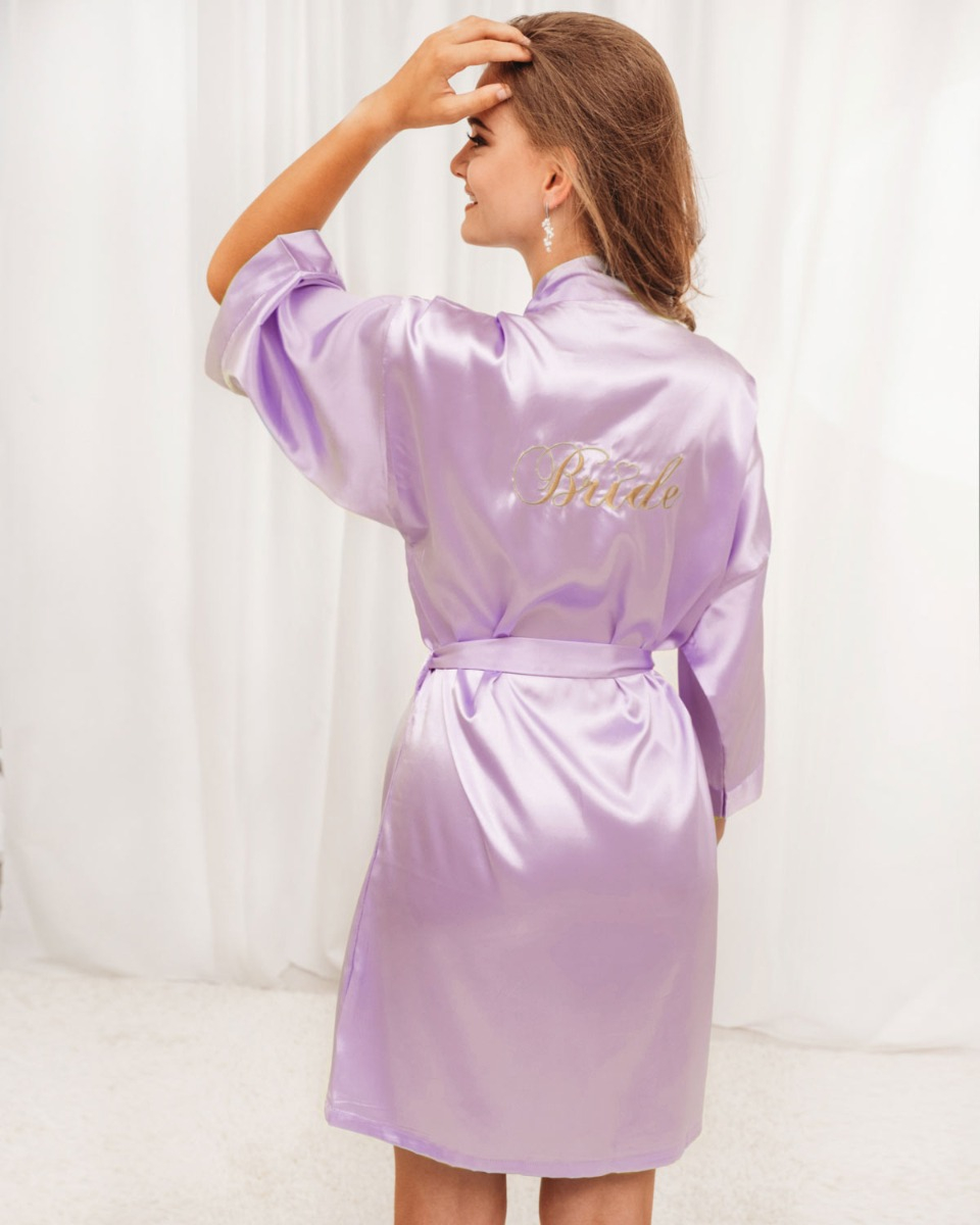 Model draagt lila bride kimono