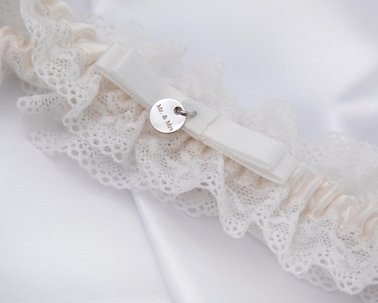Kousenband met zilver muntje personaliseren