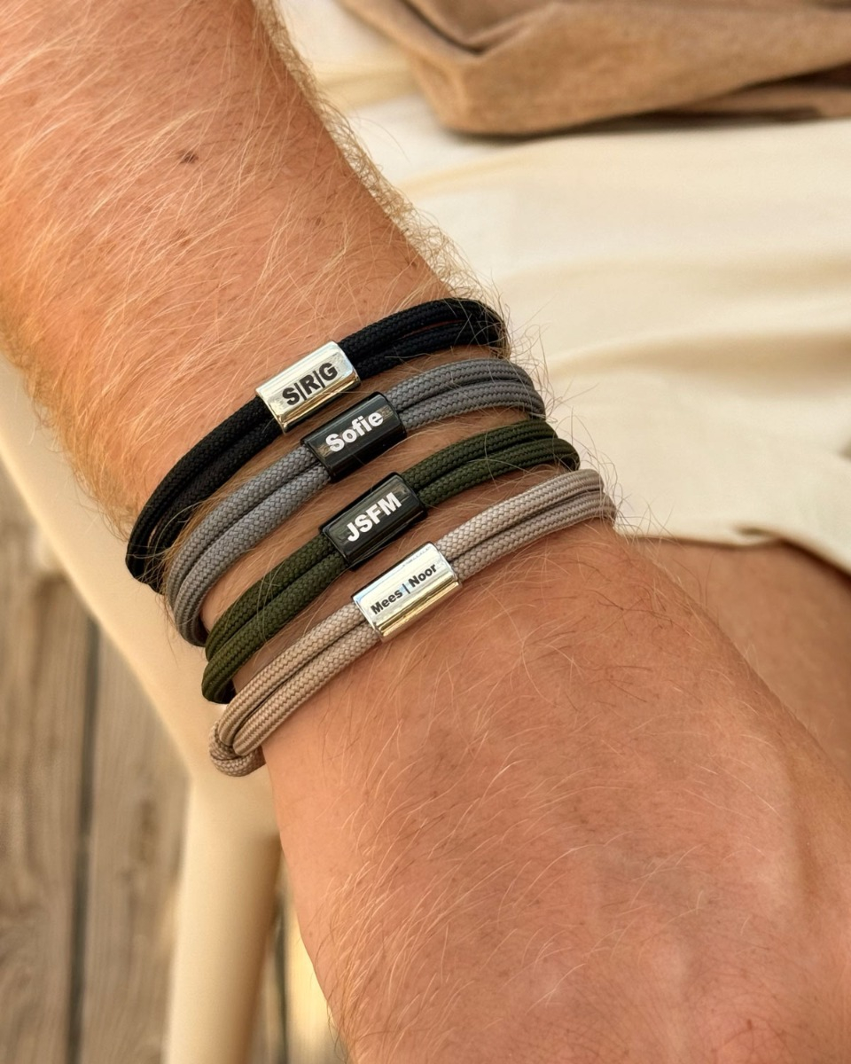 Meerdere heren armbanden om pols