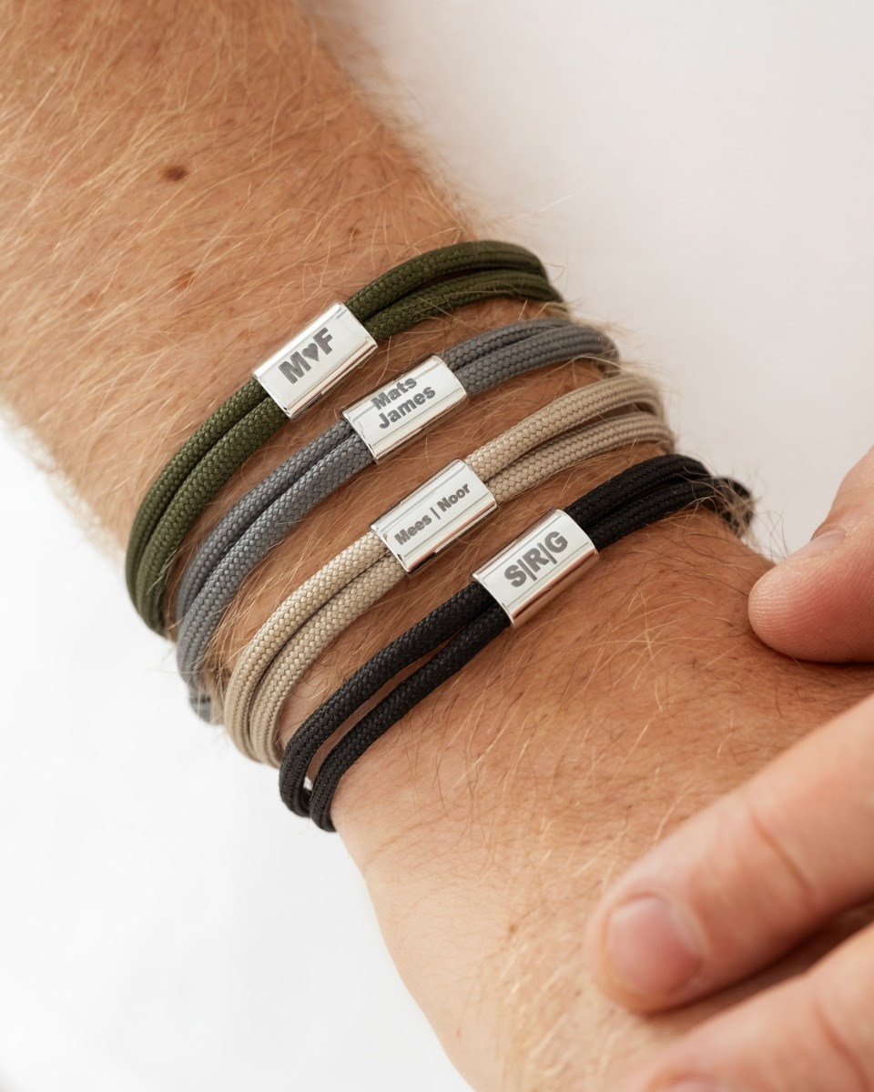 Vier heren armbanden om pols