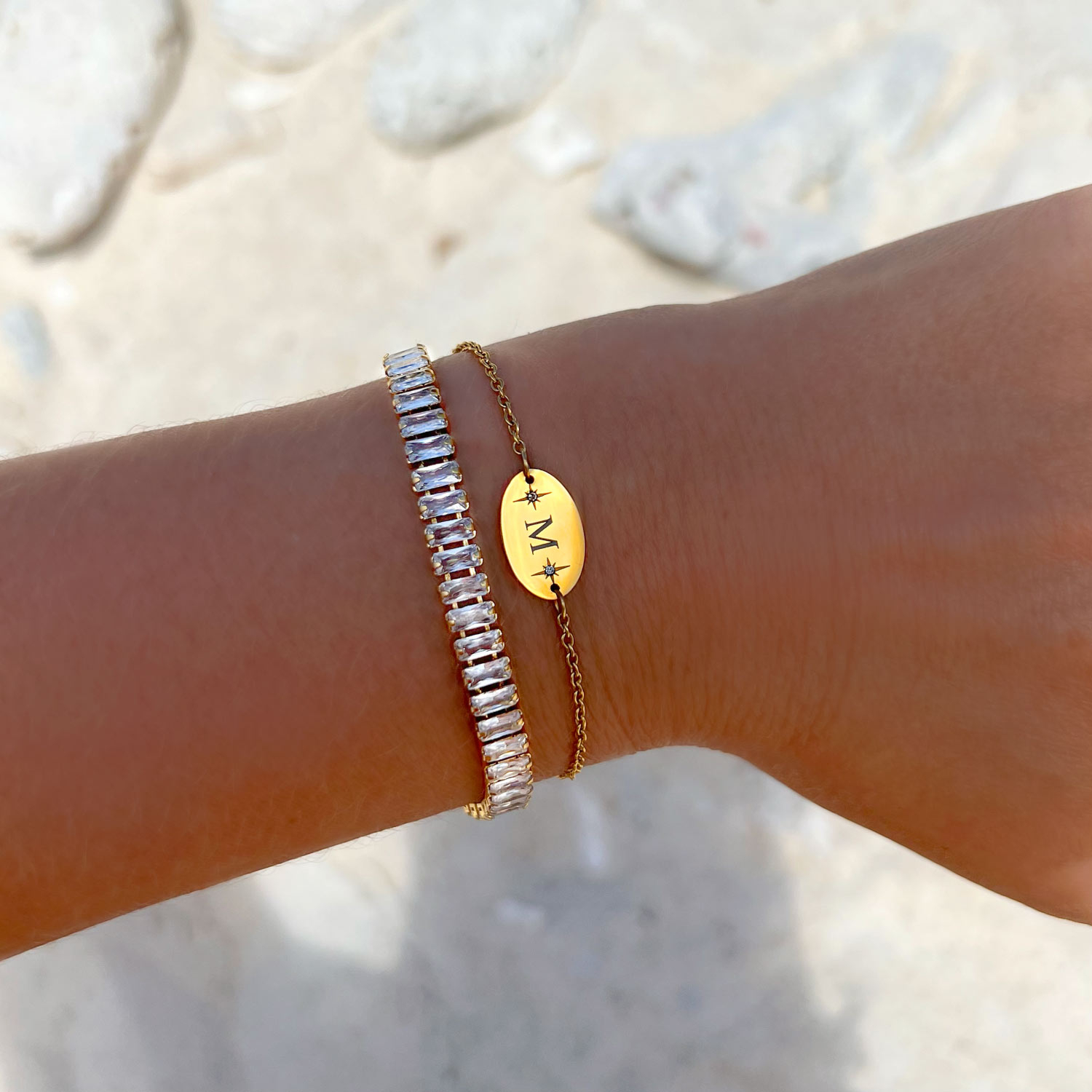 Pols met  Initial armband ovaal goud kleurig om