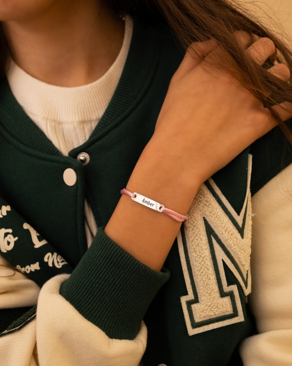 Satin initial armband kids roze