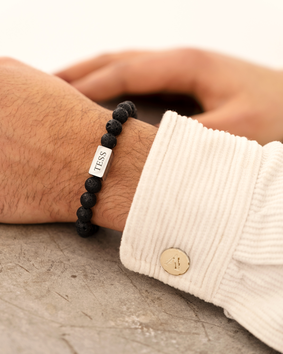 Heren armband met zwarte kralen graveerbaar om pols