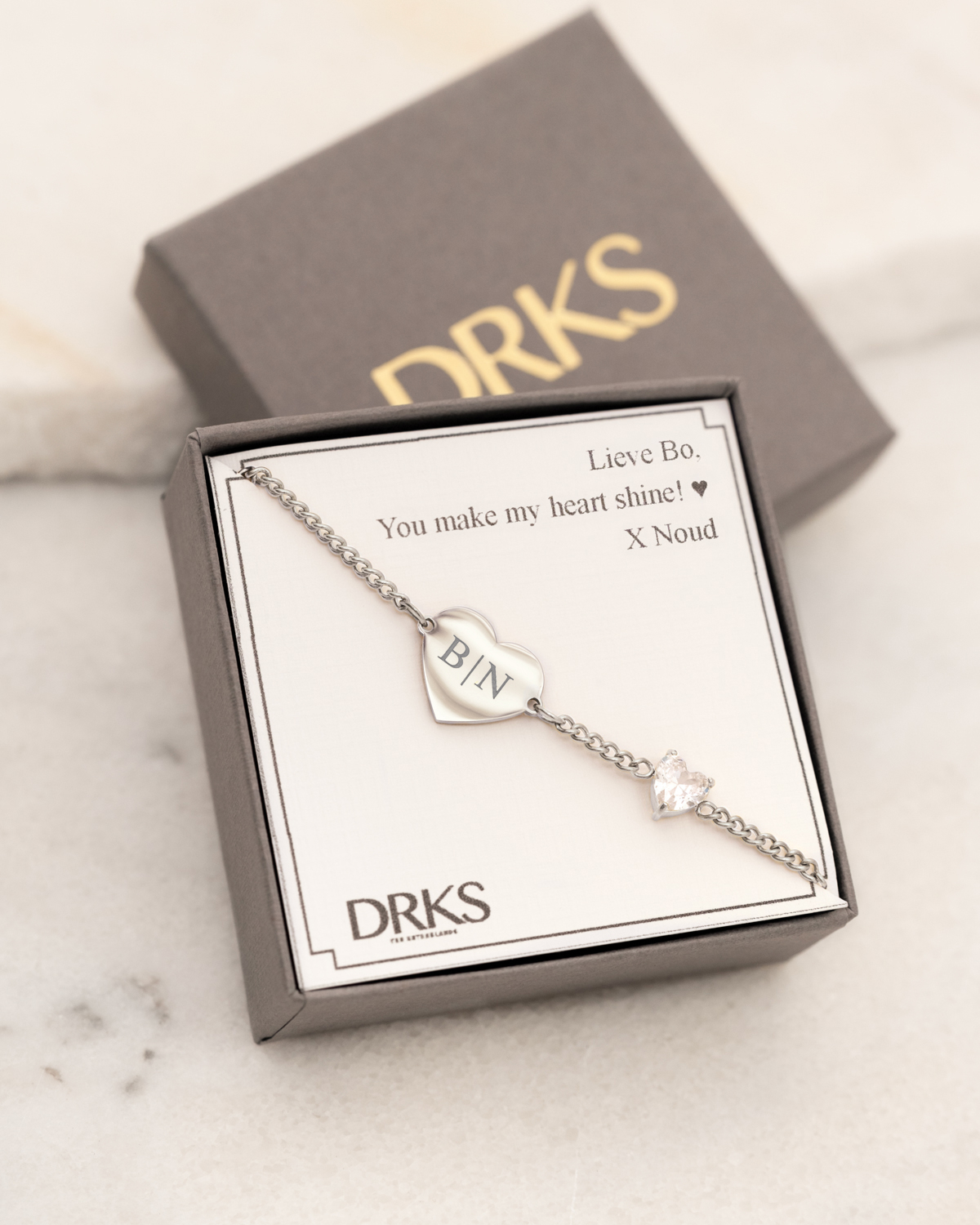 zilveren graveerbare armband met hartje in DRKS sieradendoosje