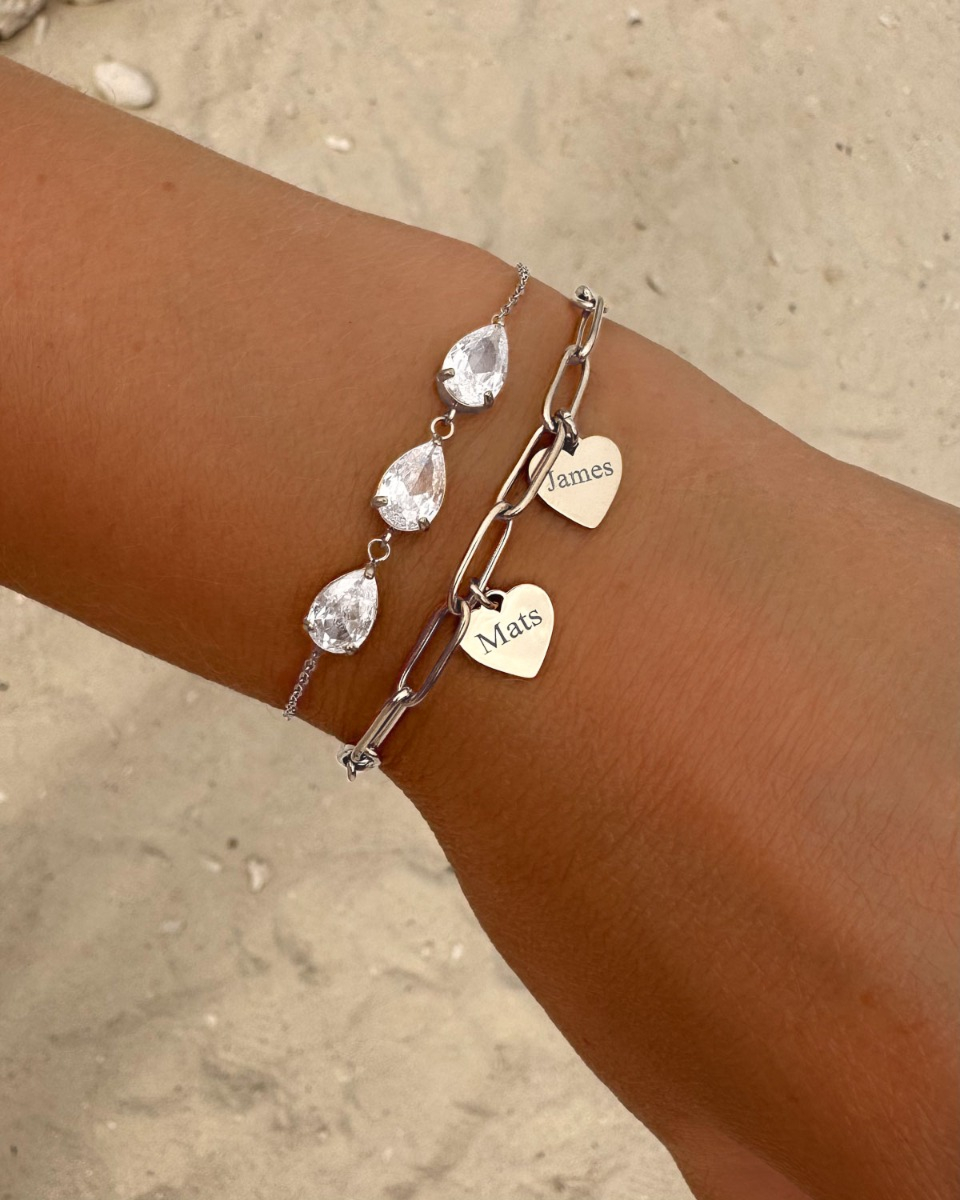 zilveren armbandjes combinatie op het strand