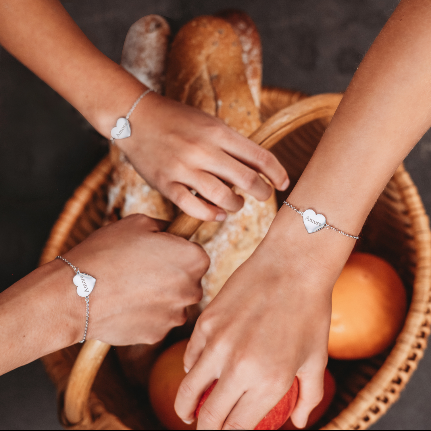 zilveren armbanden om polsen van moeder en dochters