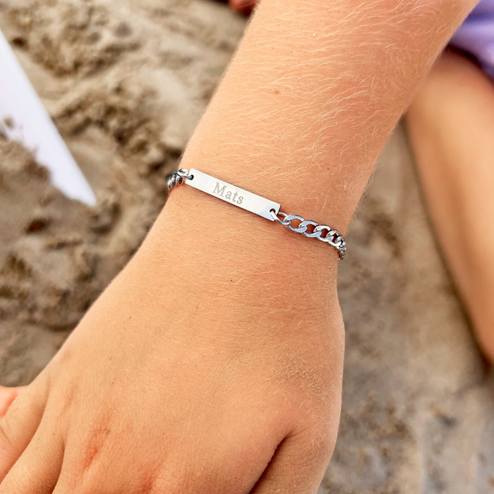 Kindje draagt zilveren armband met gravering