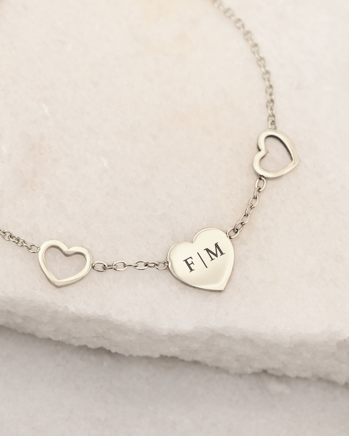 Initial armband op marmer