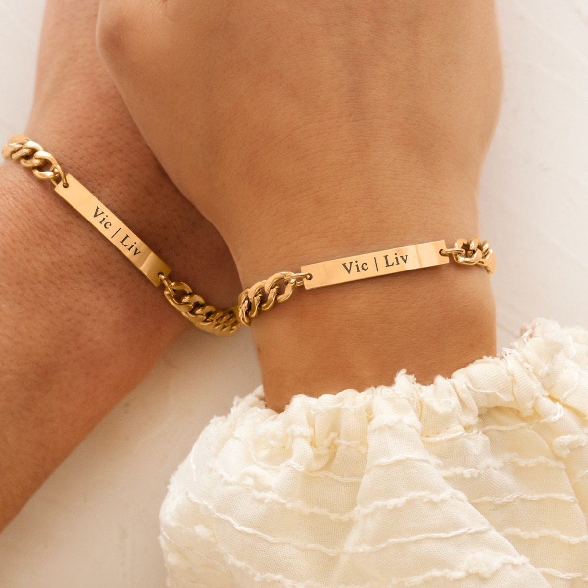 Gouden koppelarmband bij man en vrouw