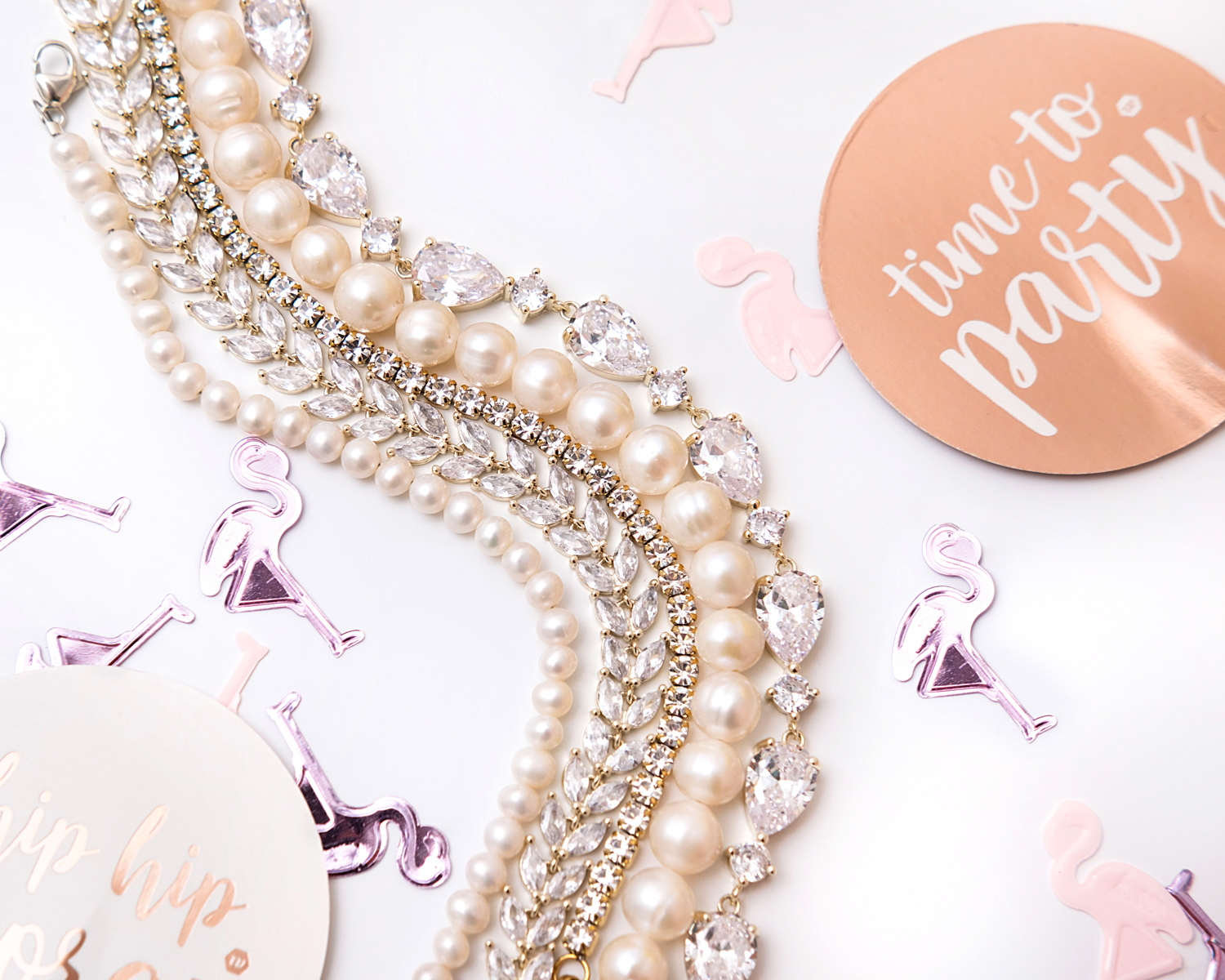 Mix van armbandjes op tafel