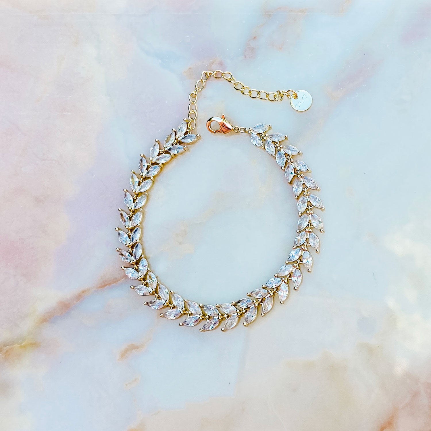 Prachtige sparkle armband voor de bruid in een gouden kleur