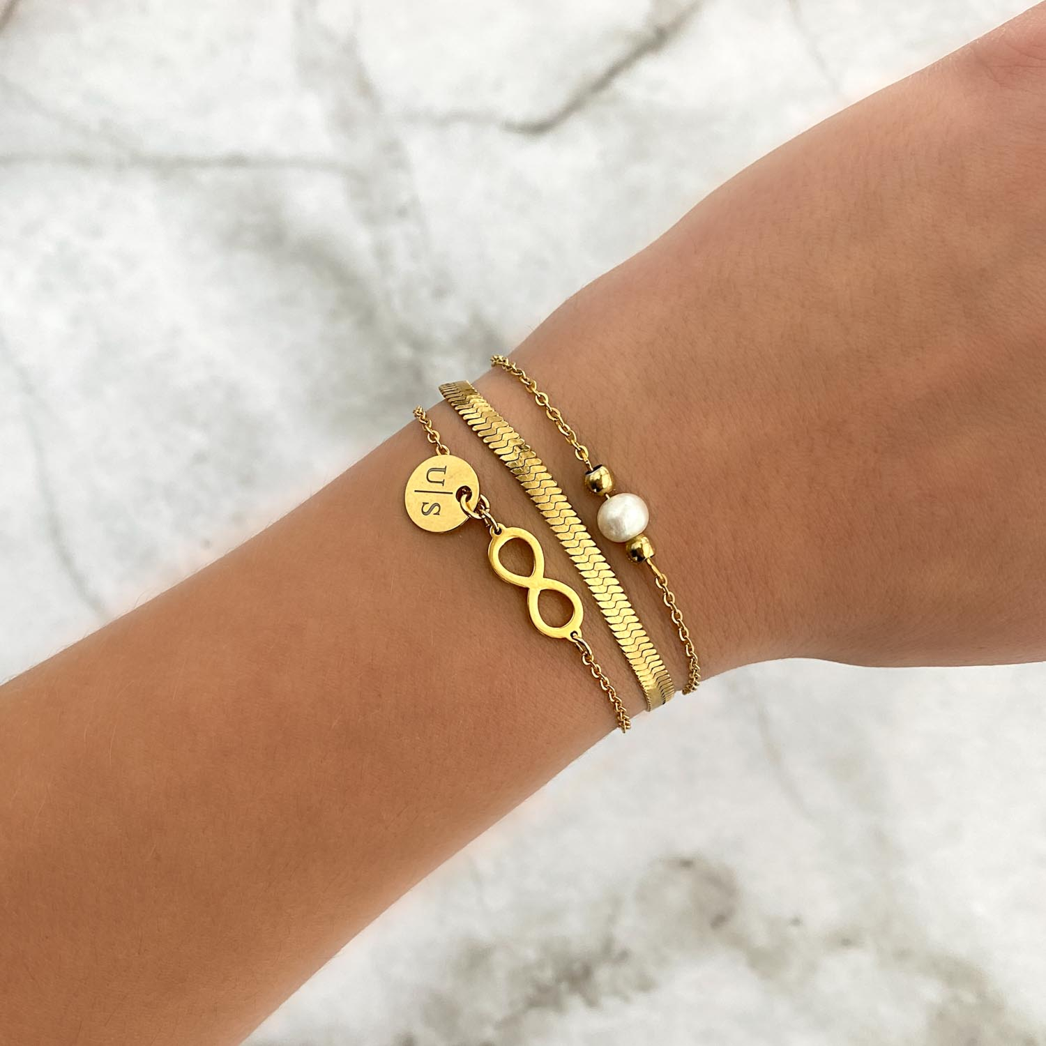 Mooie infinity armband om de pols