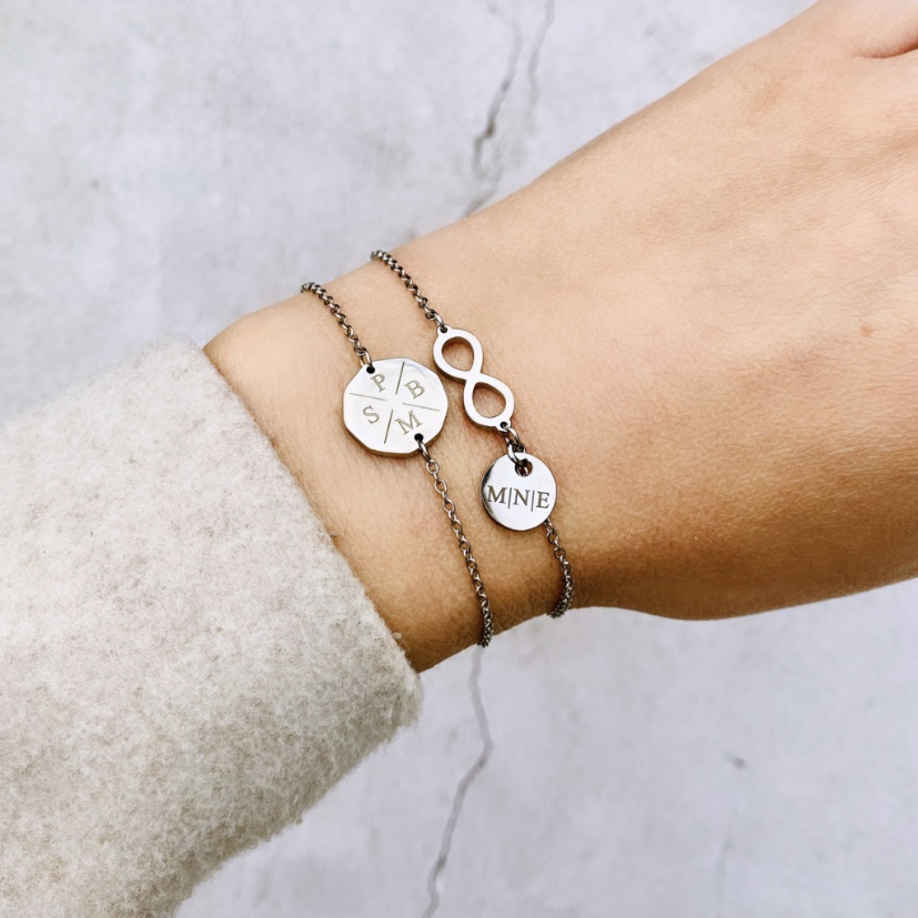 Twee armbandjes met letters en infinity teken