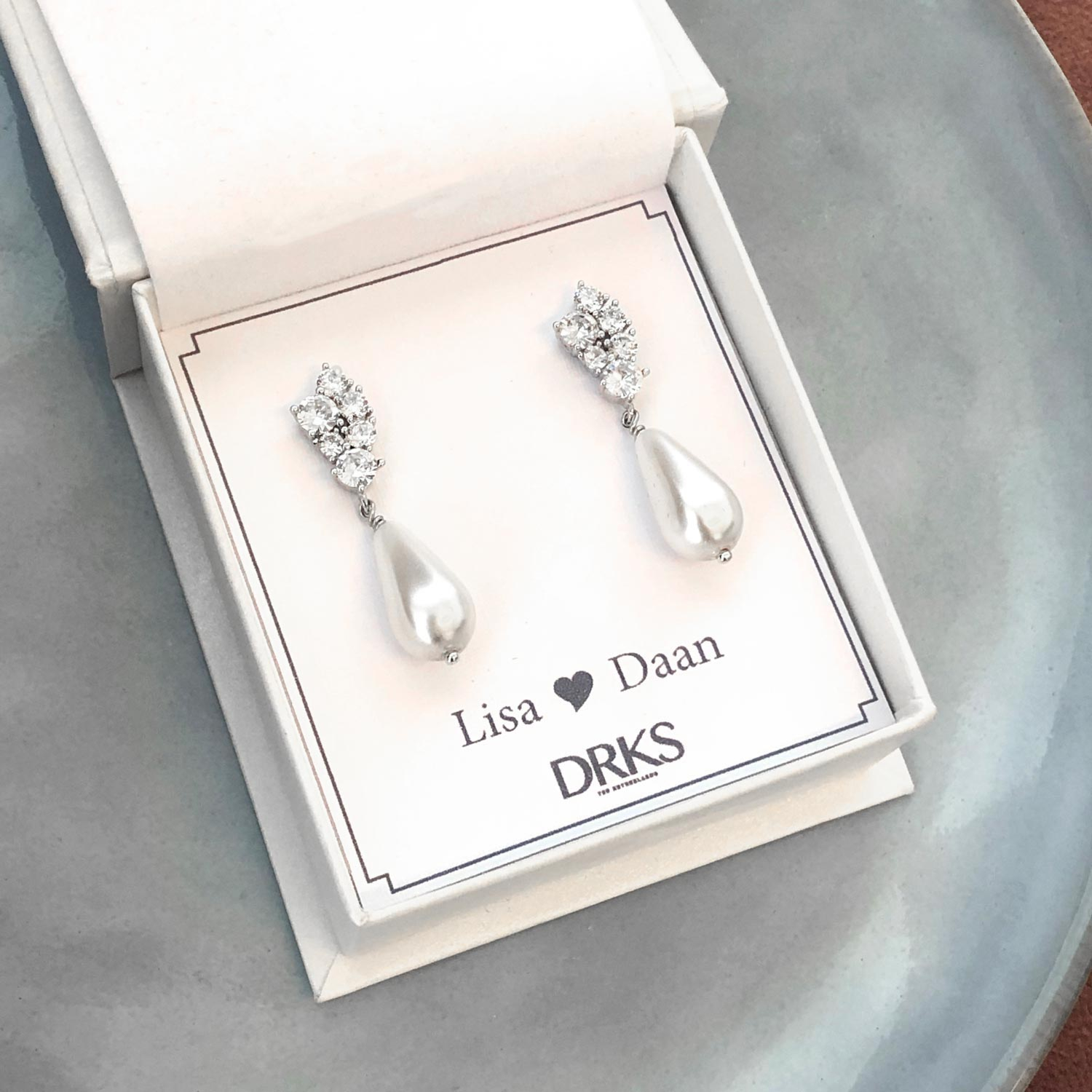 Mooie faux pearl oorbellen met sparkle in sieradendoosje