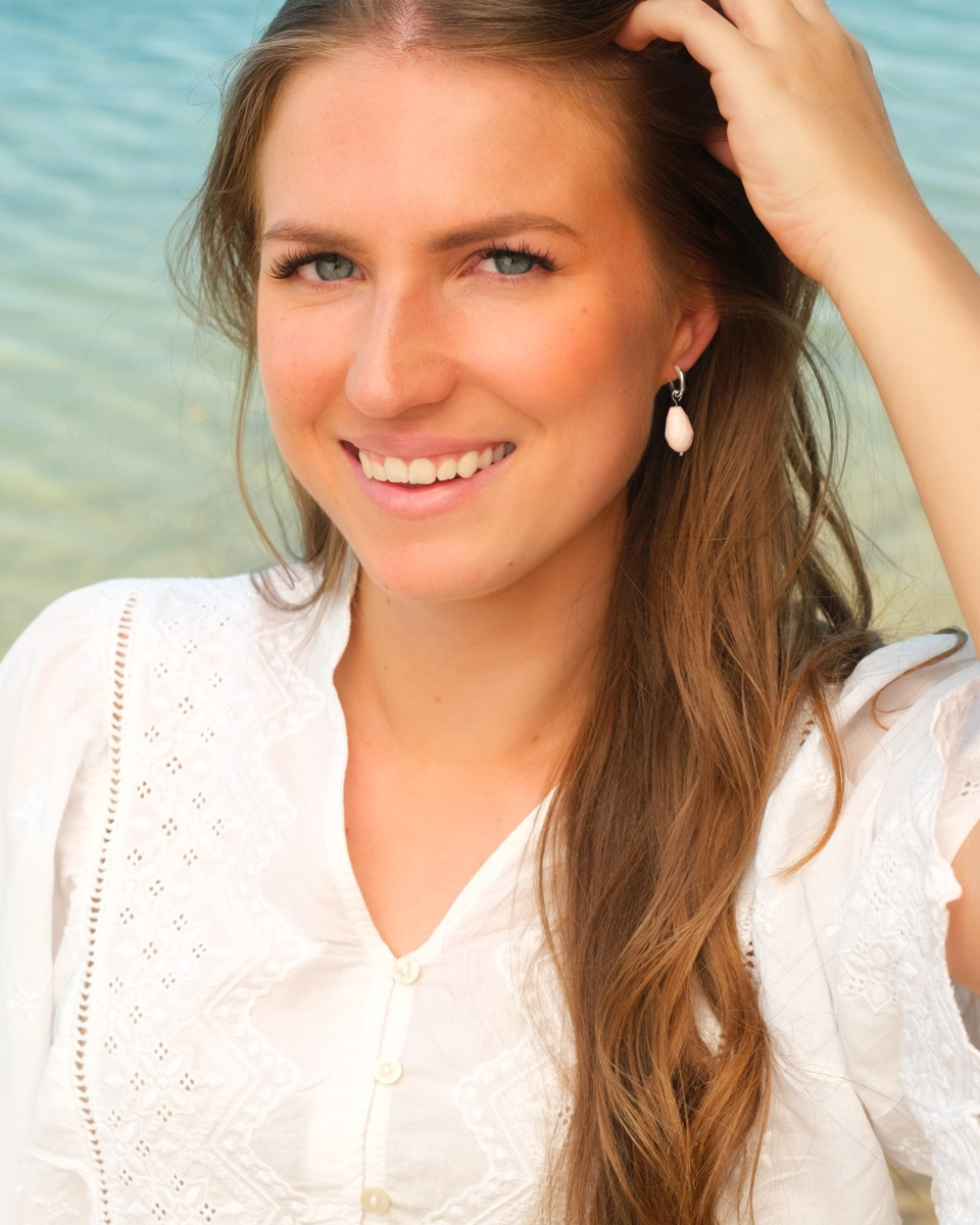 Model draagt roze oorbellen
