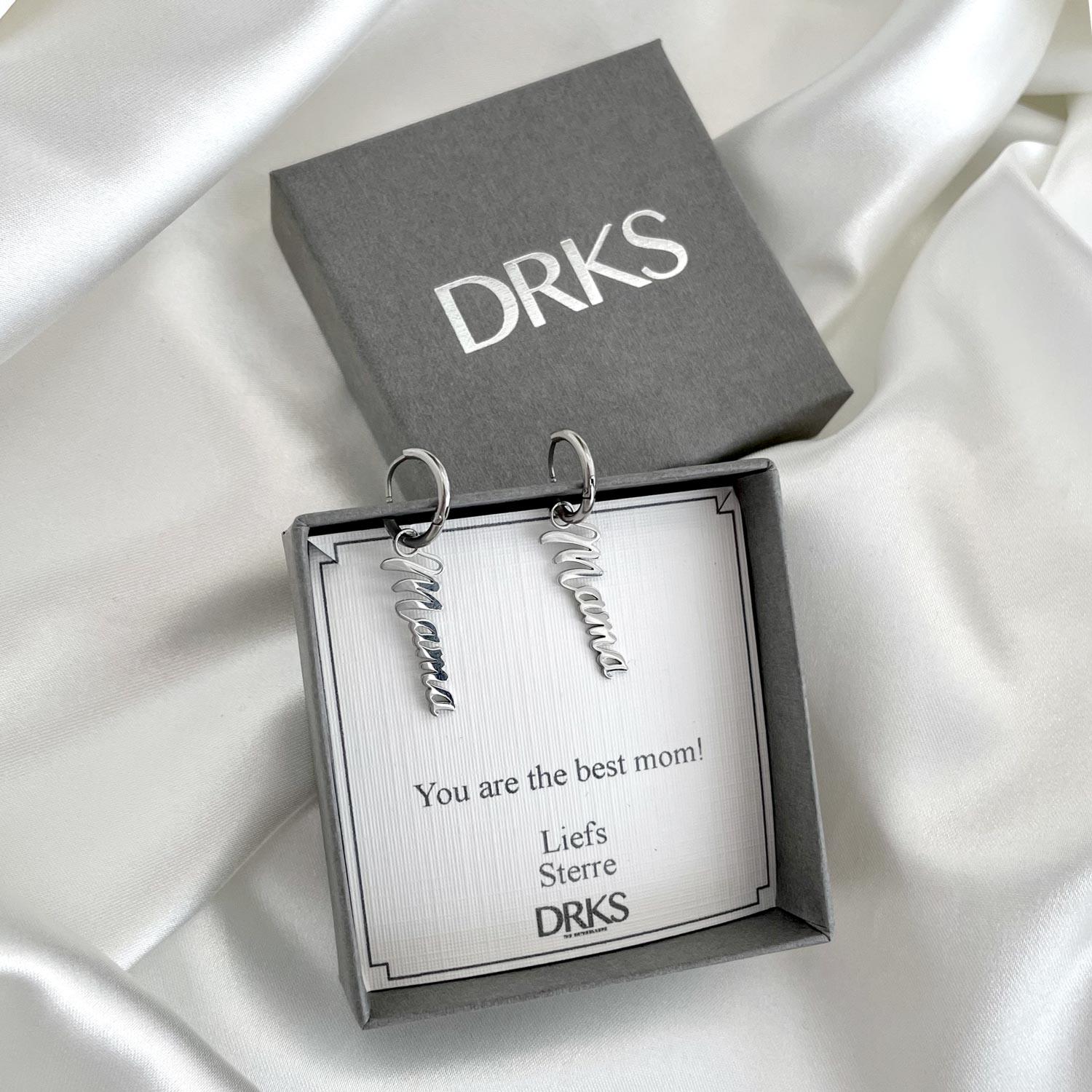 Mooie mama oorbellen in het zilver in een sieraden doosje met persoonlijke tekst