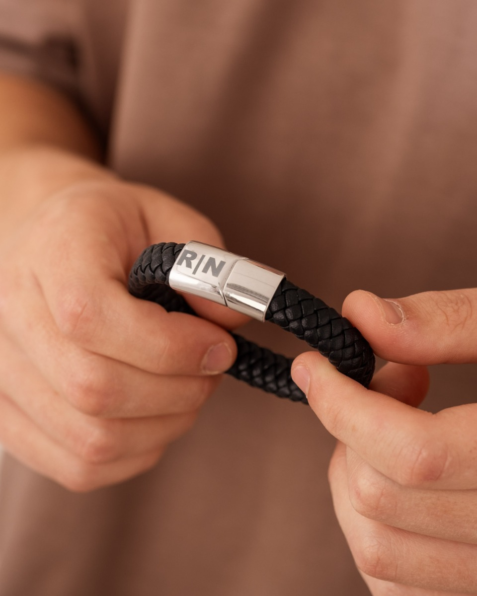zwarte heren armband met zilveren sluiting met initialen