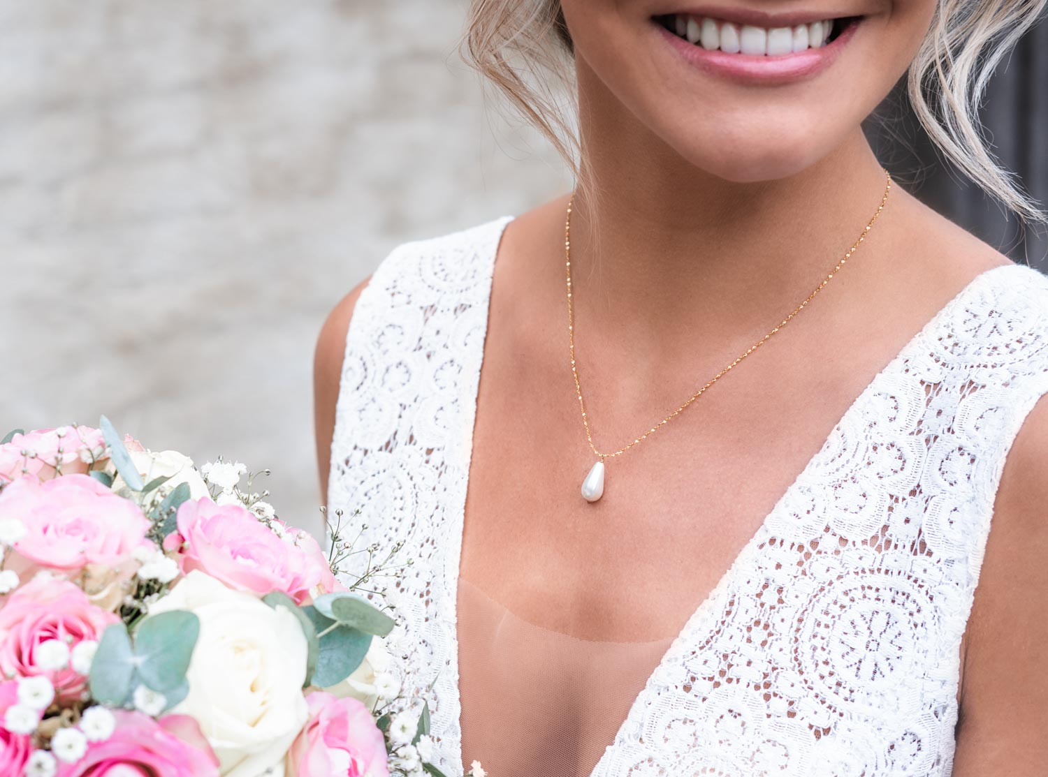 Gouden druppelketting met een hanger voor een complete look