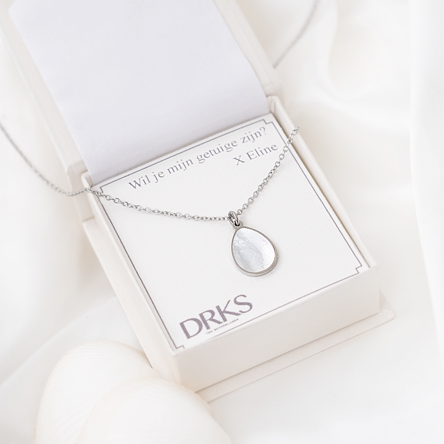 Zilverkleurige parelmoer ketting