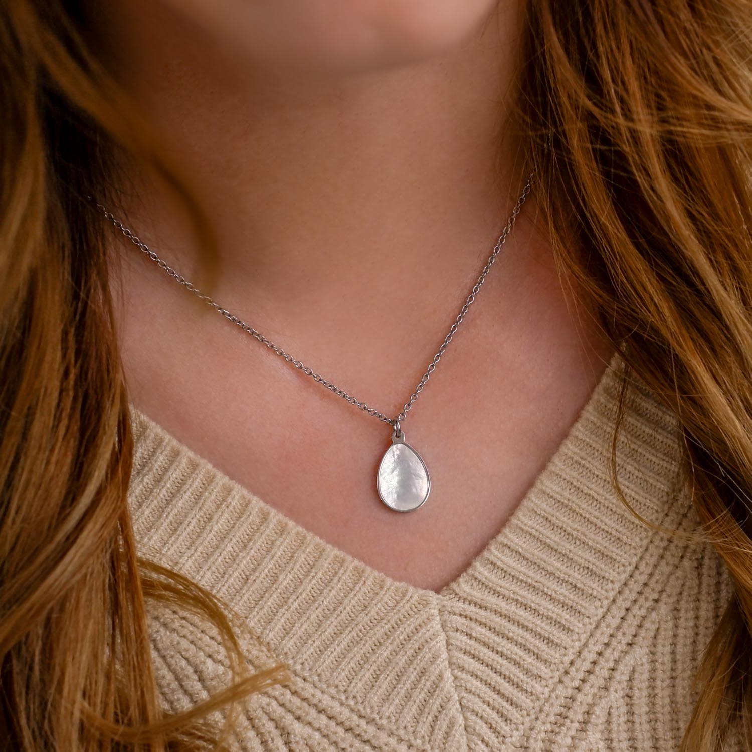 Vrouw draagt zilveren sea shell ketting
