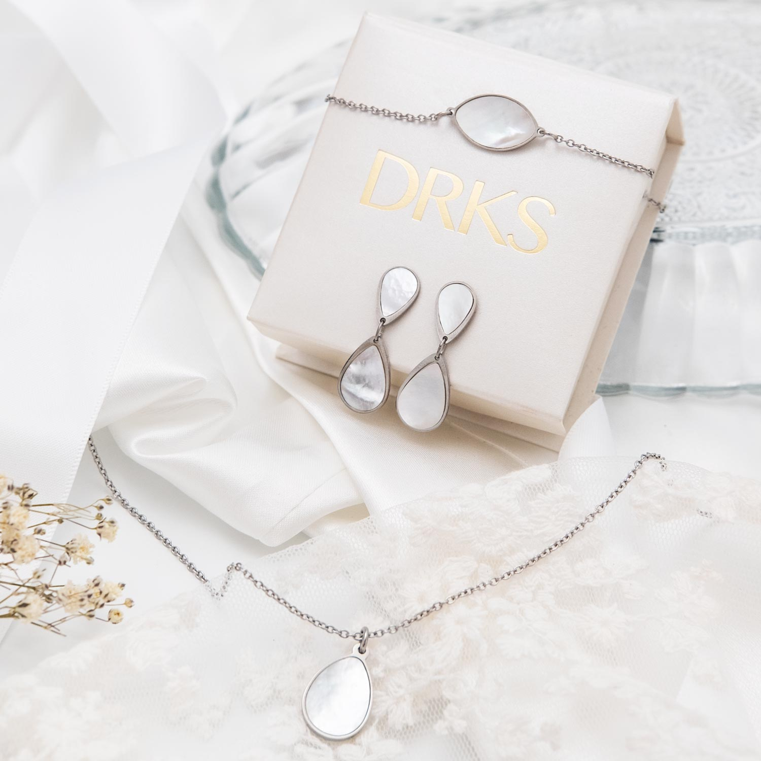 Trendy zilveren sieraden op een mooie achtergrond