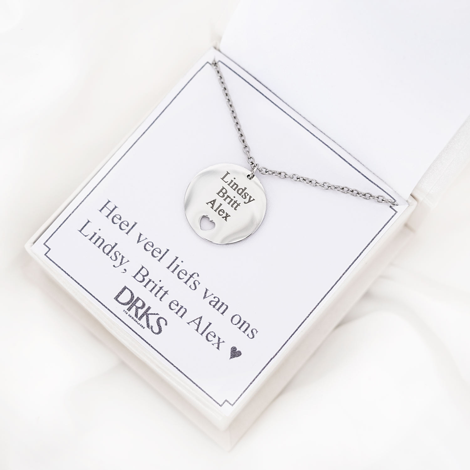 De graveerbare ketting in een sieradendoosje met persoonlijke tekst