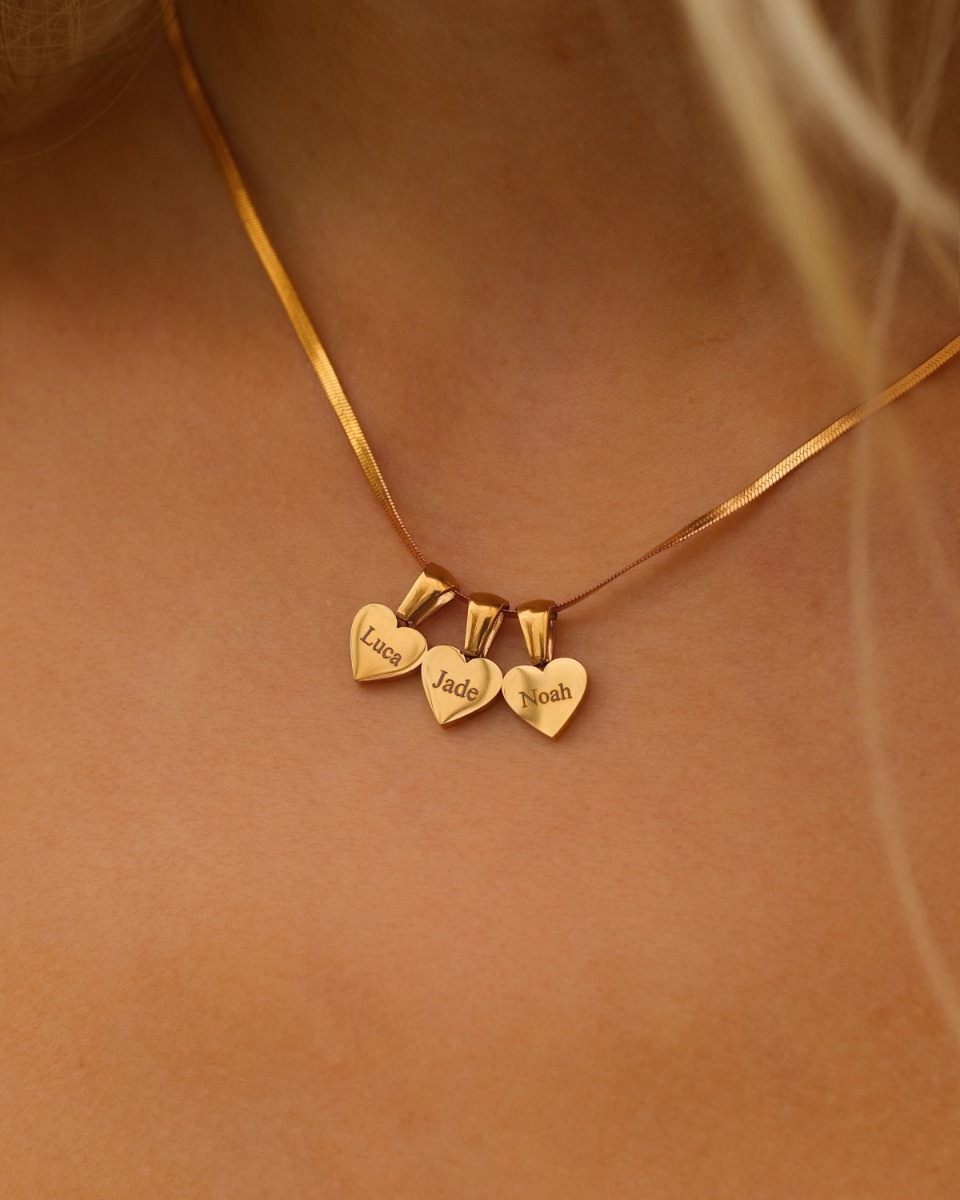 Gouden ketting met naam hartjes bedels