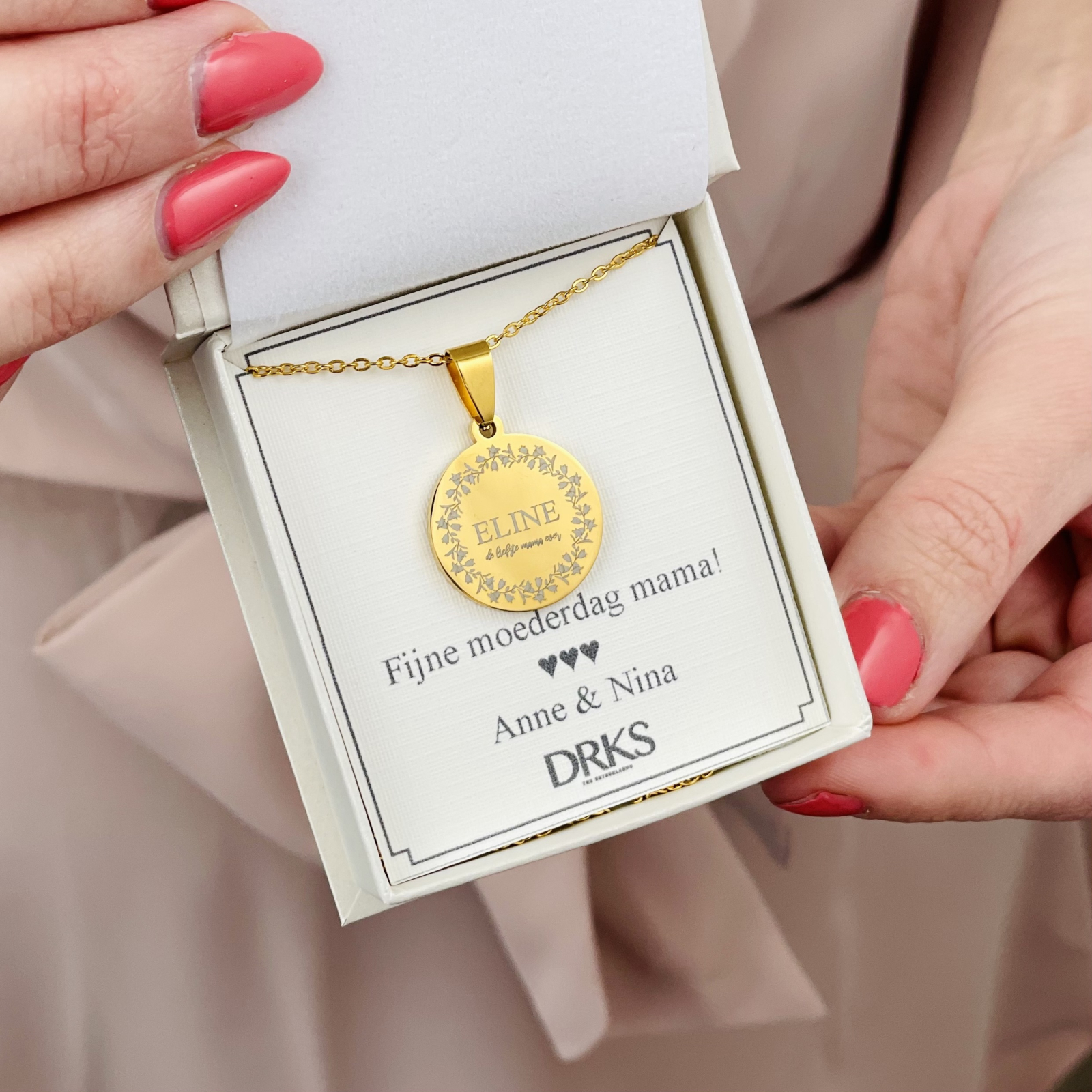 Trendy naam ketting voor mama in het goud in een mooi DRKS sieradendoosje