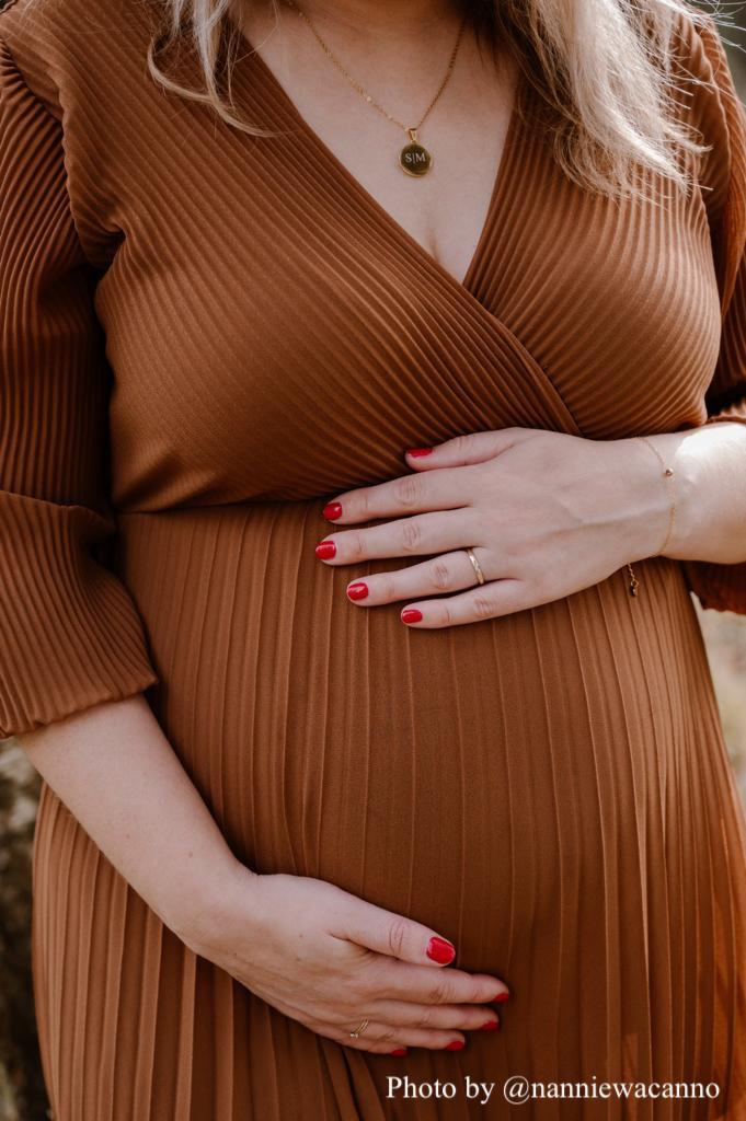 influencer draagt gouden graveerbare ketting