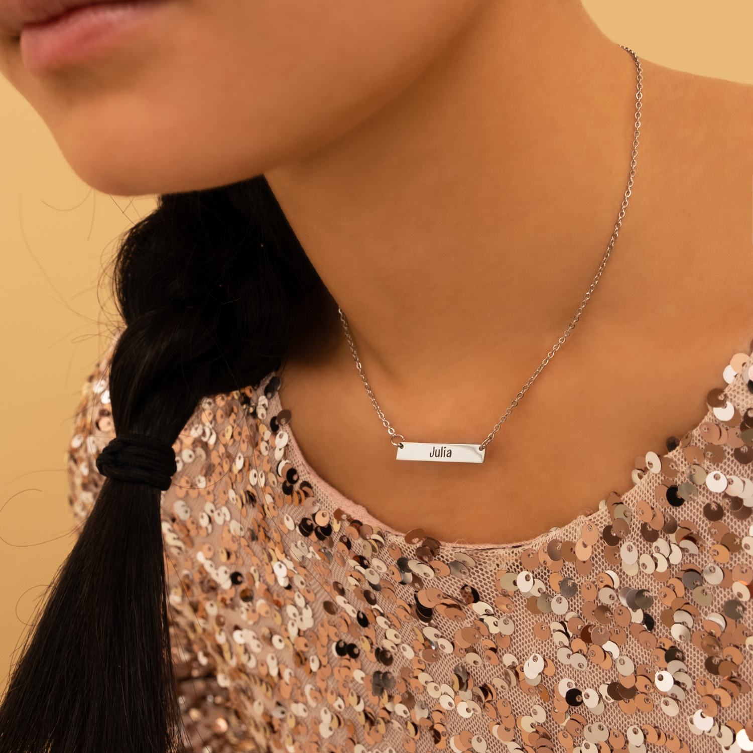 Model draagt Graveerbare kinder ketting om hals