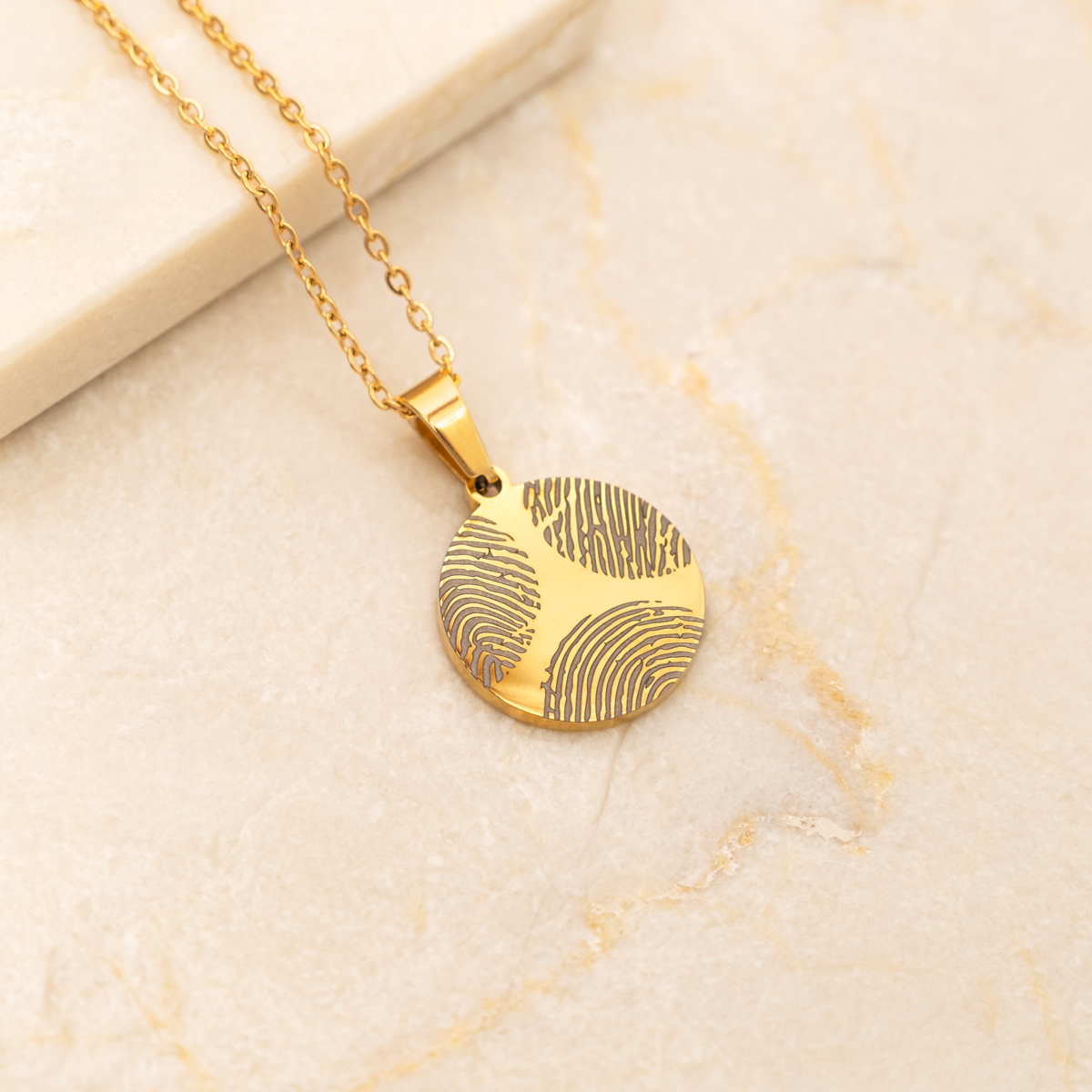 Gouden ketting met vingerfadruk