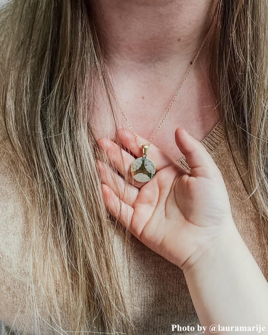 DRKS influencer met vingerafdruk kettting