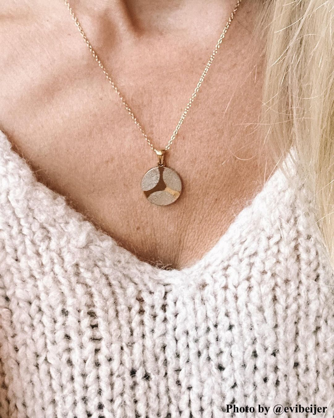Gouden ketting met drie vingerafdrukken