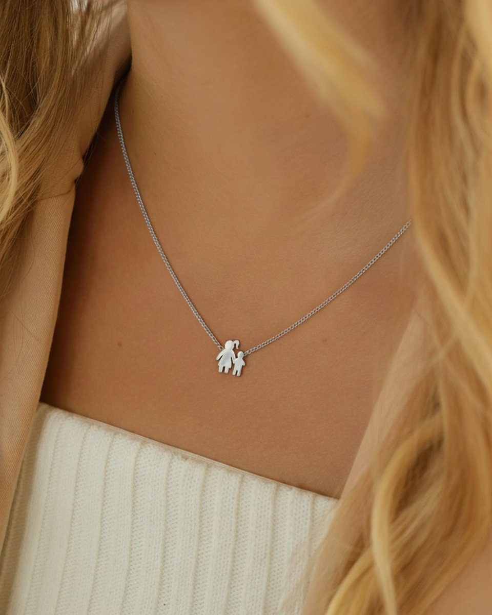Zilveren ketting met moeder en kind