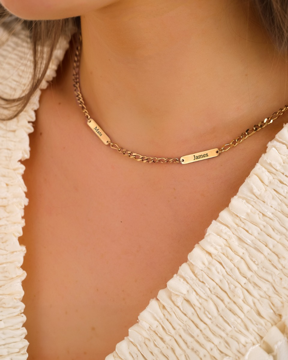 Gouden naam ketting met 2 plaatjes