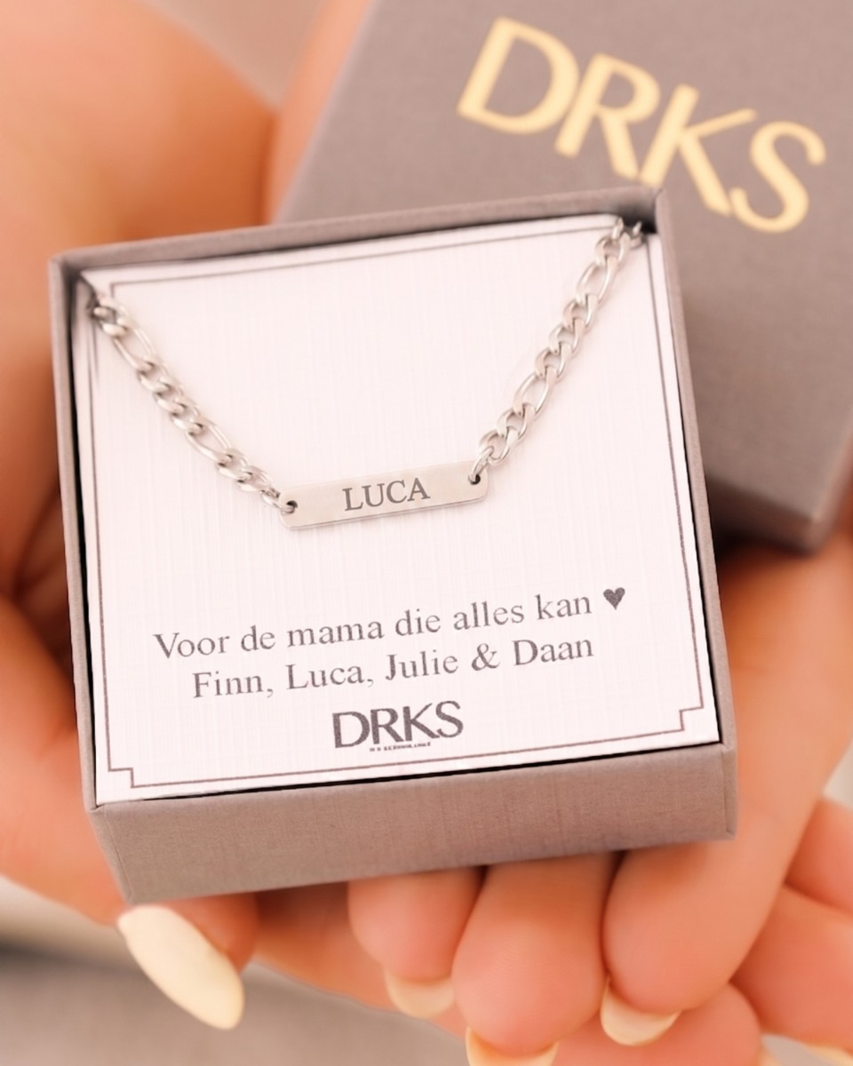 Zilveren naamketting in sieradendoosje