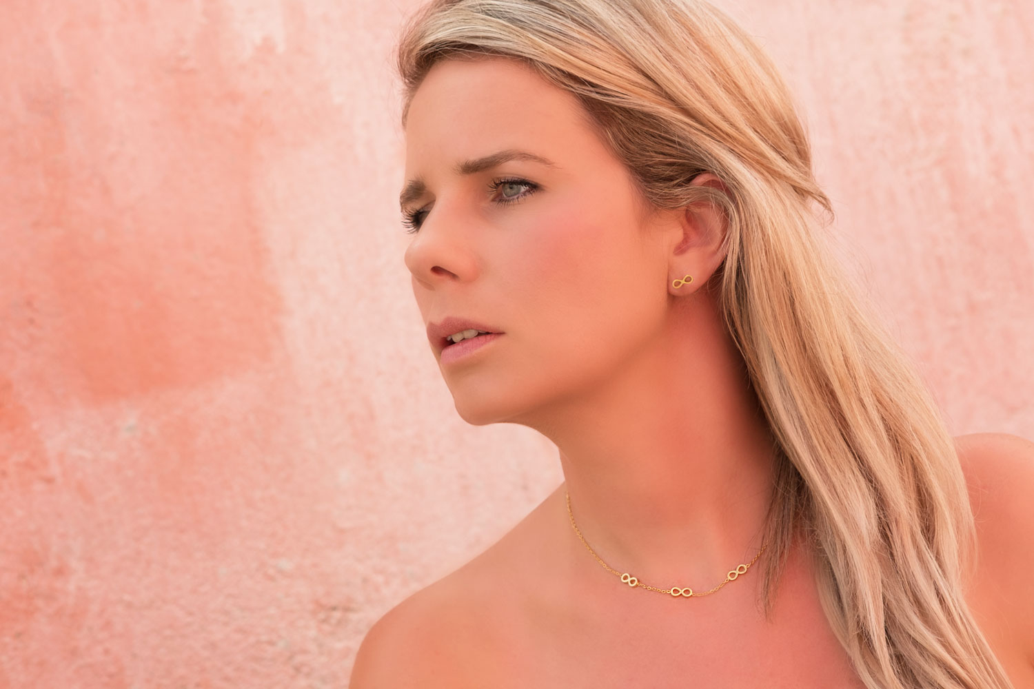 Mooie ketting met infinity tekens om de hals voor look