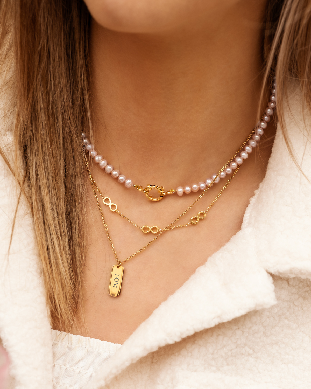 Gouden necklaceparty bij model