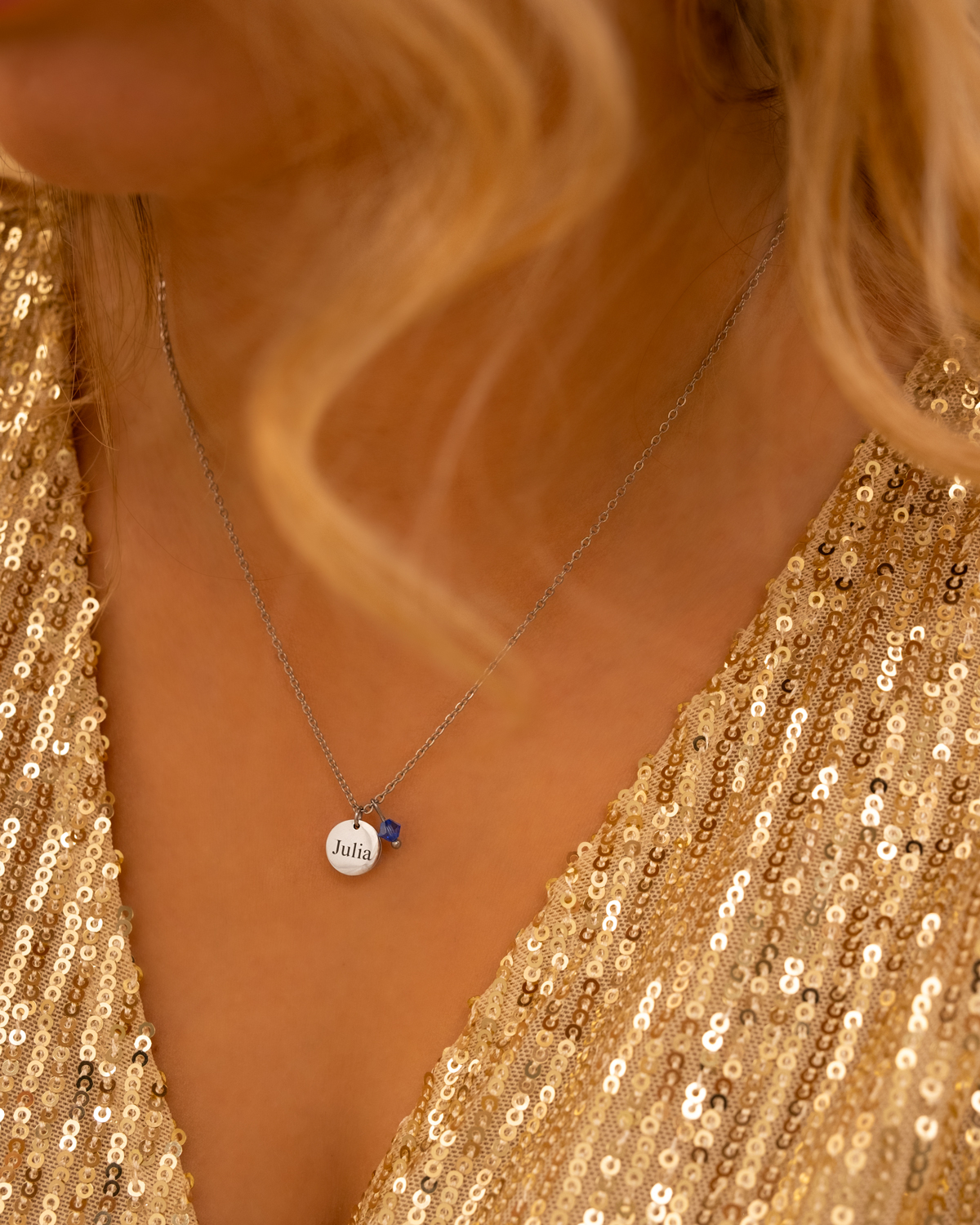 Model draagt zilveren graveerbare ketting met birthstone