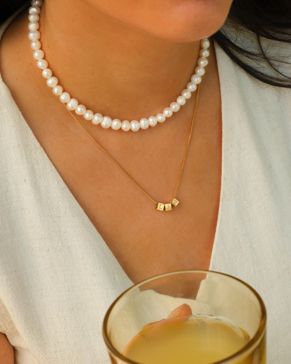 gouden initial ketting met parelketting gecombineerd