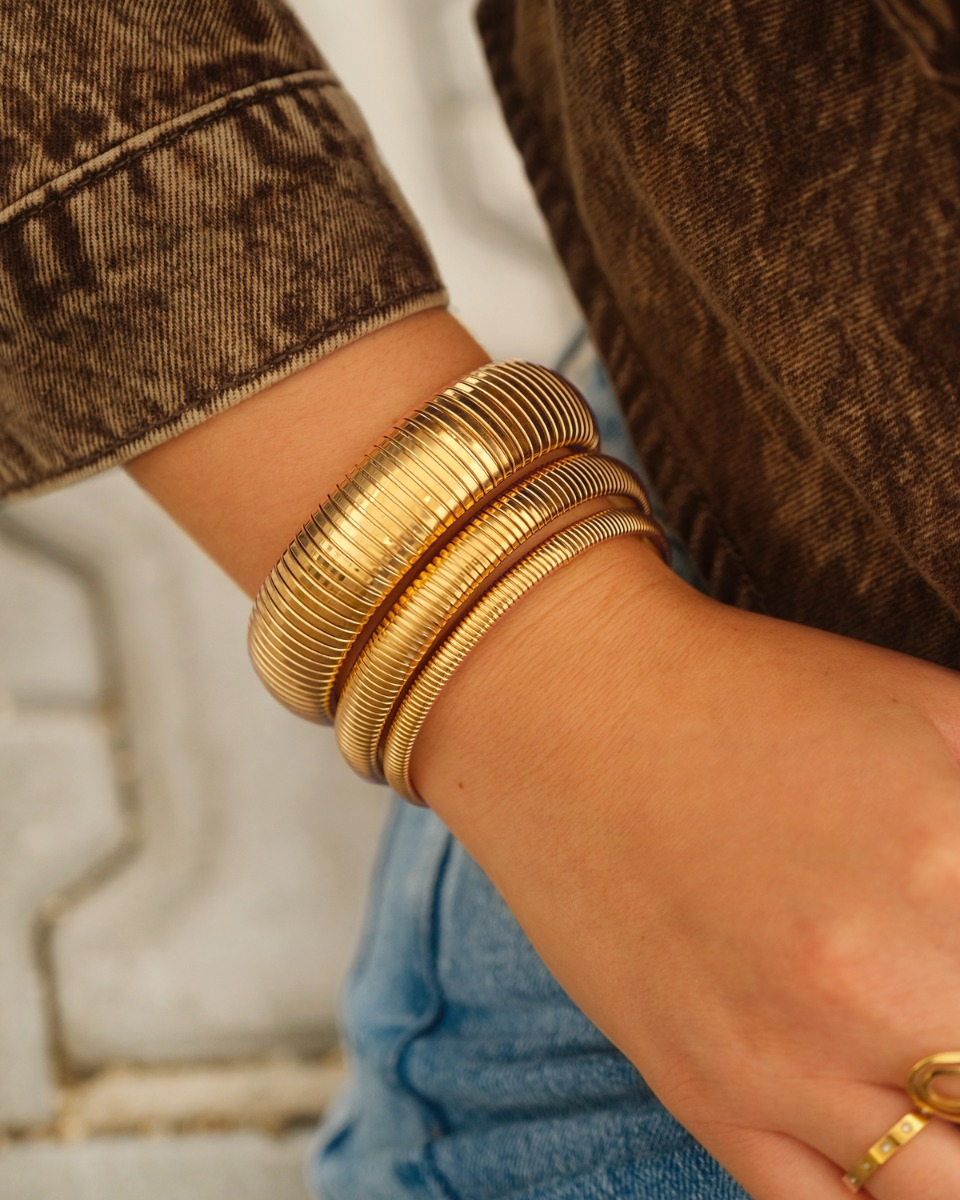 Mix van gouden bangles