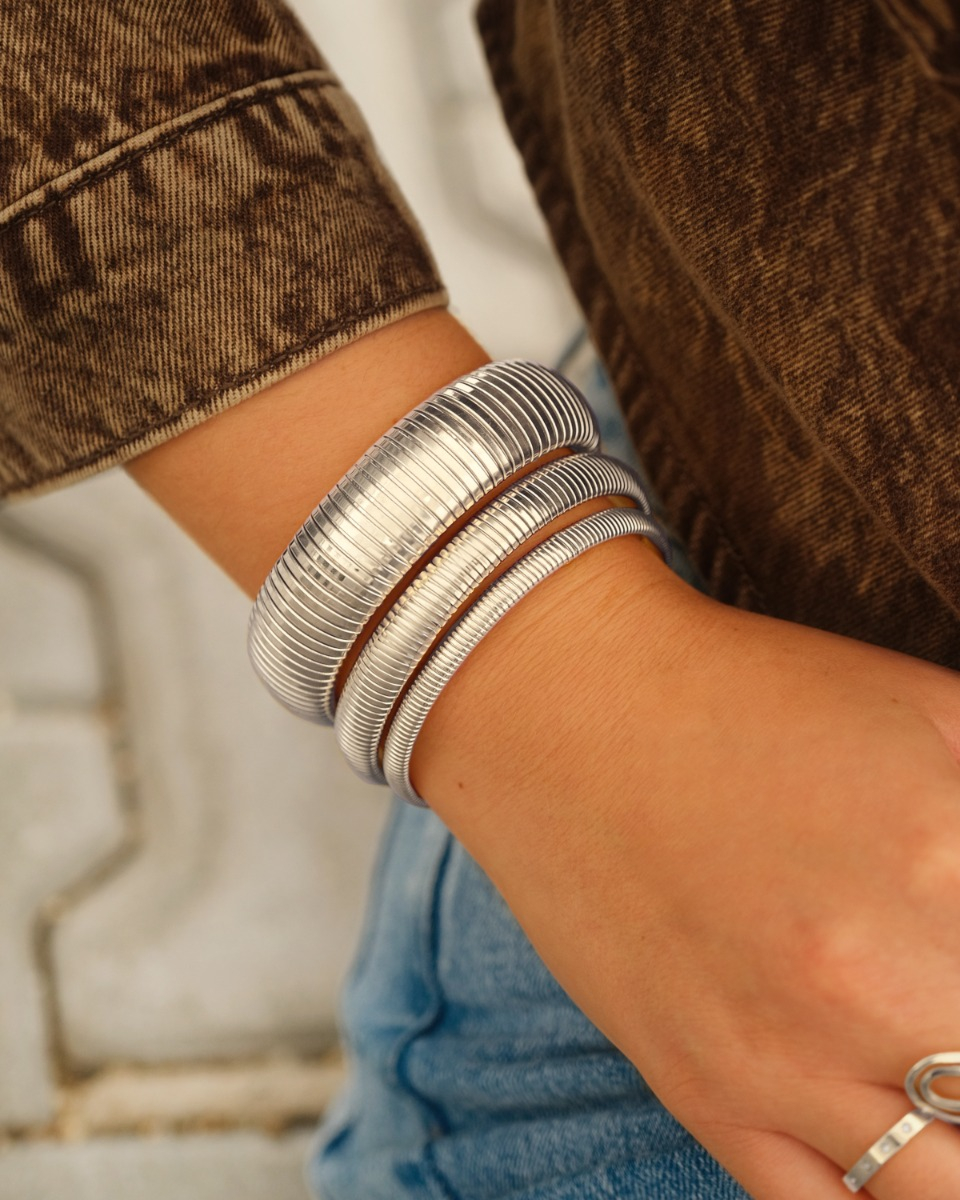 Mix van zilveren bangles