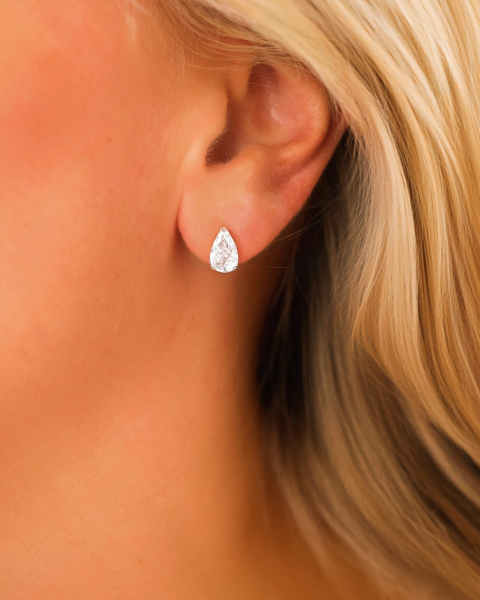Stud oorbellen met druppel steentje zilver