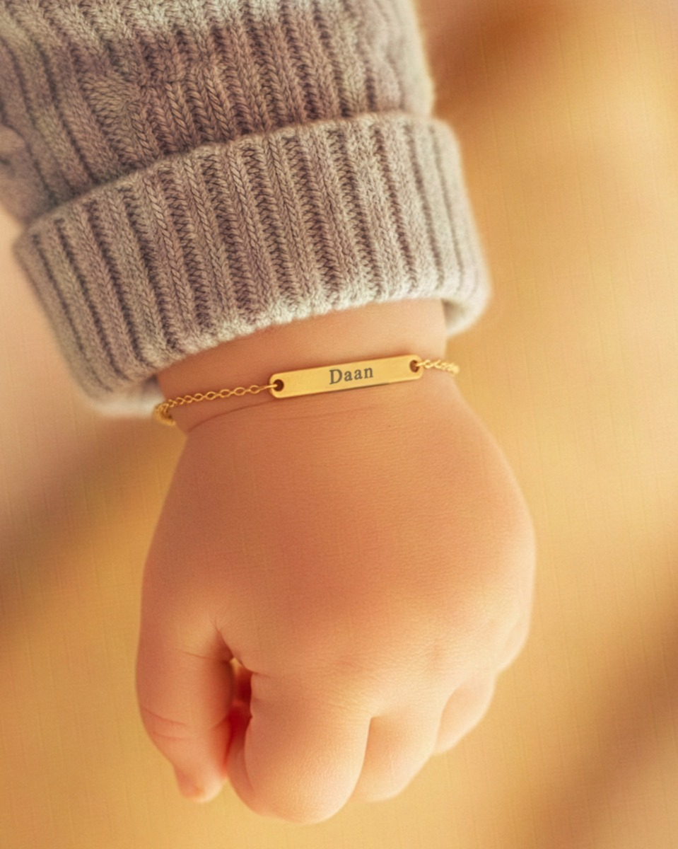 gouden bar armband voor baby met naam