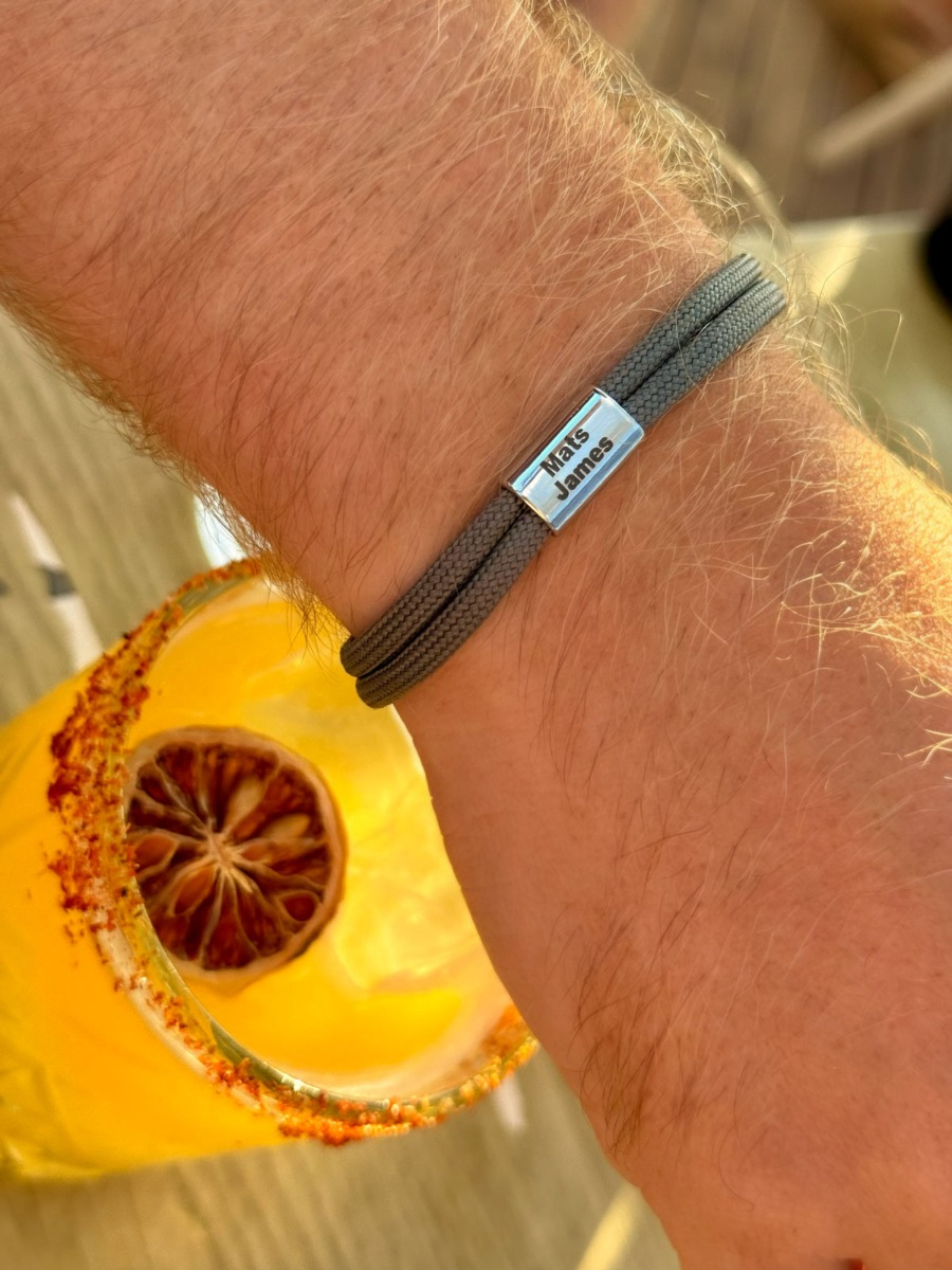 Grijze heren armband gegraveerd