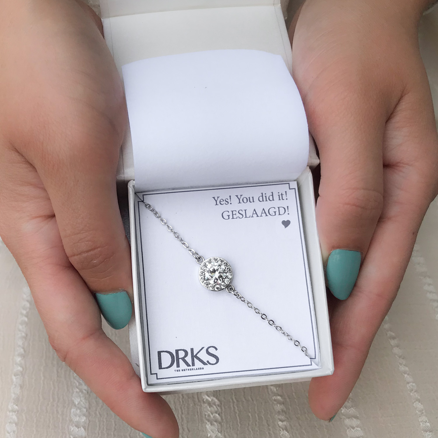 armband van drks in sieradendoosje met tekst geslaagd
