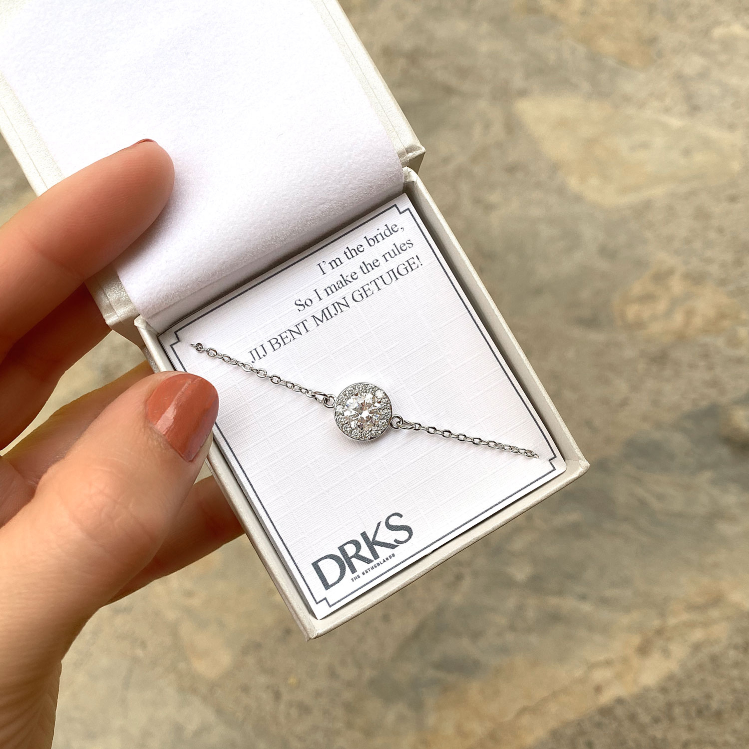 Mooie sparkle armband om de pols met een leuke tekst in sieradendoosje