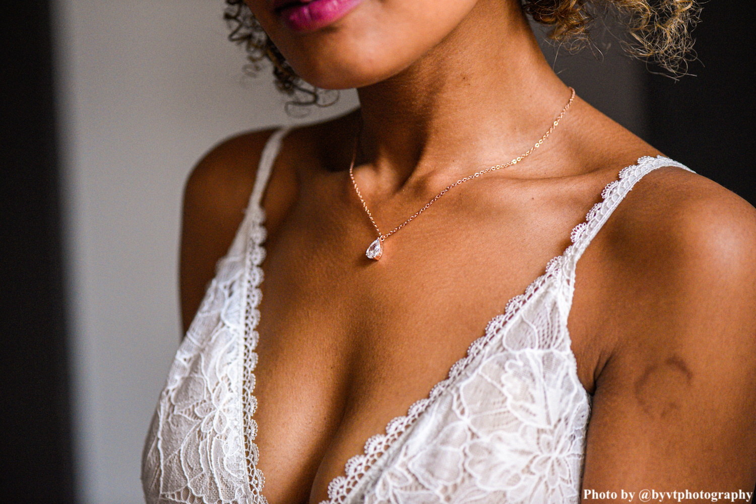 Bruid draagt rose gouden druppel ketting