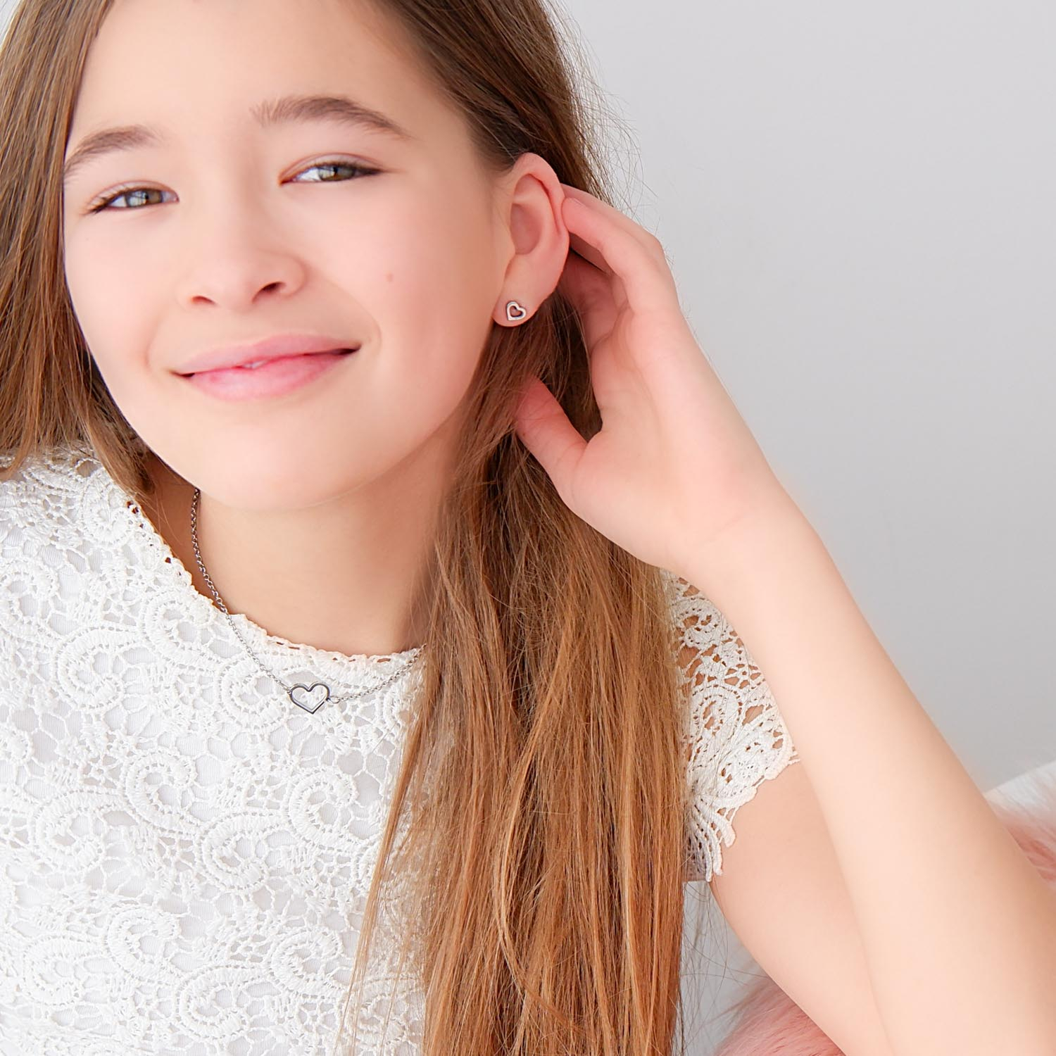 Mooie oorbellen met ketting in een hartjes vorm